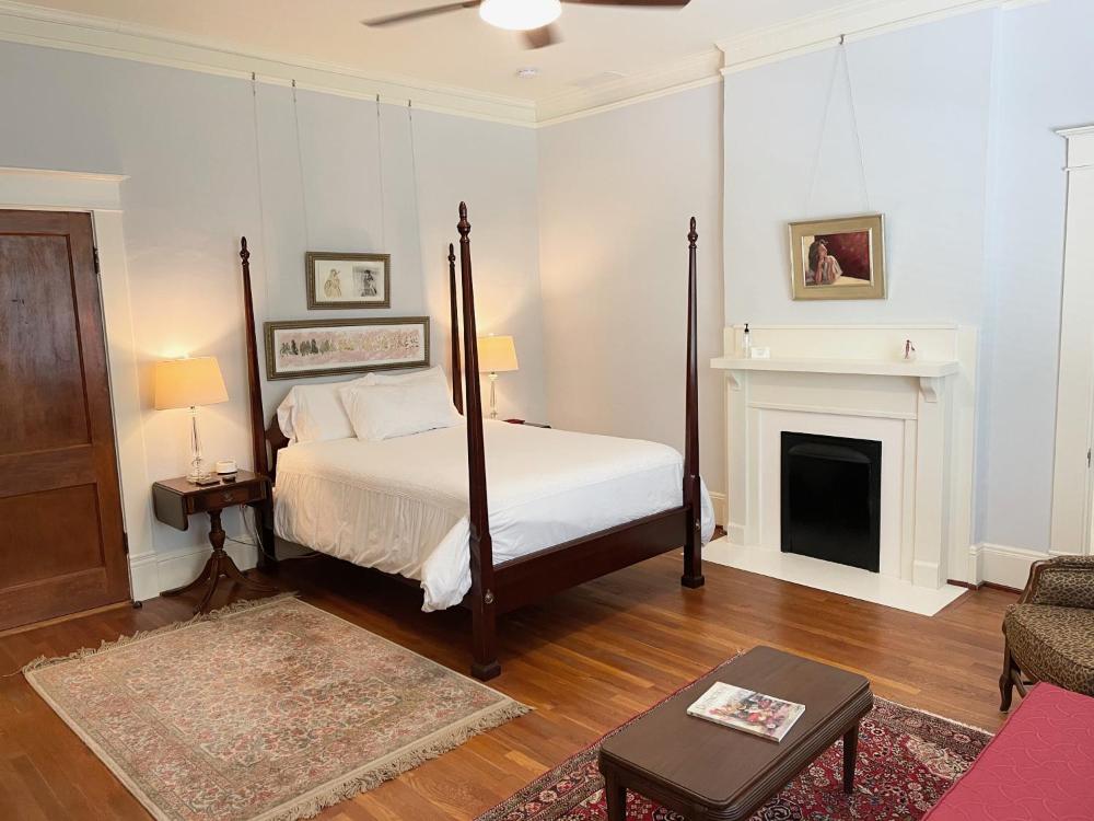 Queen Room interior